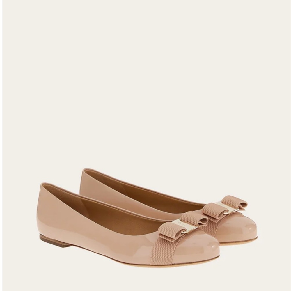 Ferragamo Varina patent leather ballet flat in Amaretti. Size 8.5